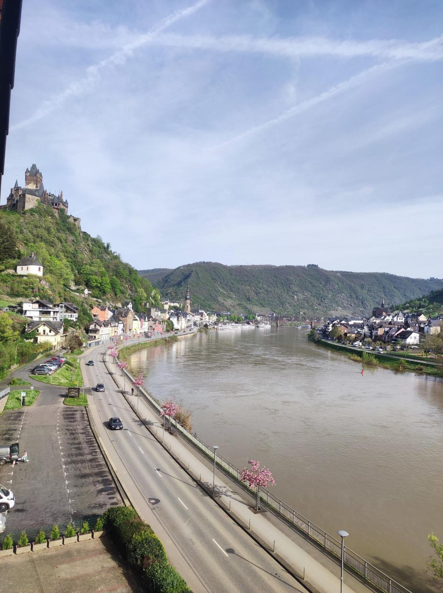 Panorama Oase Ferienwohnung Mit Blick Auf Mosel Und Reichsburg Кохем Экстерьер фото